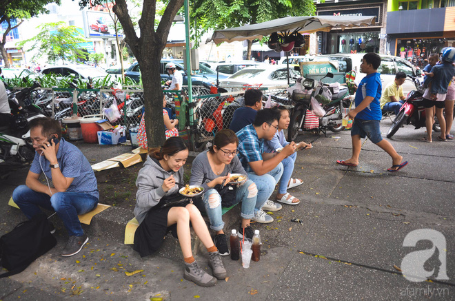 Xe gỏi khô bò đặc biệt nhất Sài Gòn: 50 năm không có quán hàng, khách ngồi la liệt dưới gốc cây - Ảnh 2.