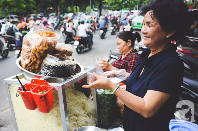 Xe gỏi khô bò đặc biệt nhất Sài Gòn: 50 năm không có quán hàng, khách ngồi la liệt dưới gốc cây - Ảnh 1.