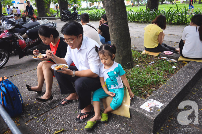 Xe gỏi khô bò đặc biệt nhất Sài Gòn: 50 năm không có quán hàng, khách ngồi la liệt dưới gốc cây - Ảnh 3.