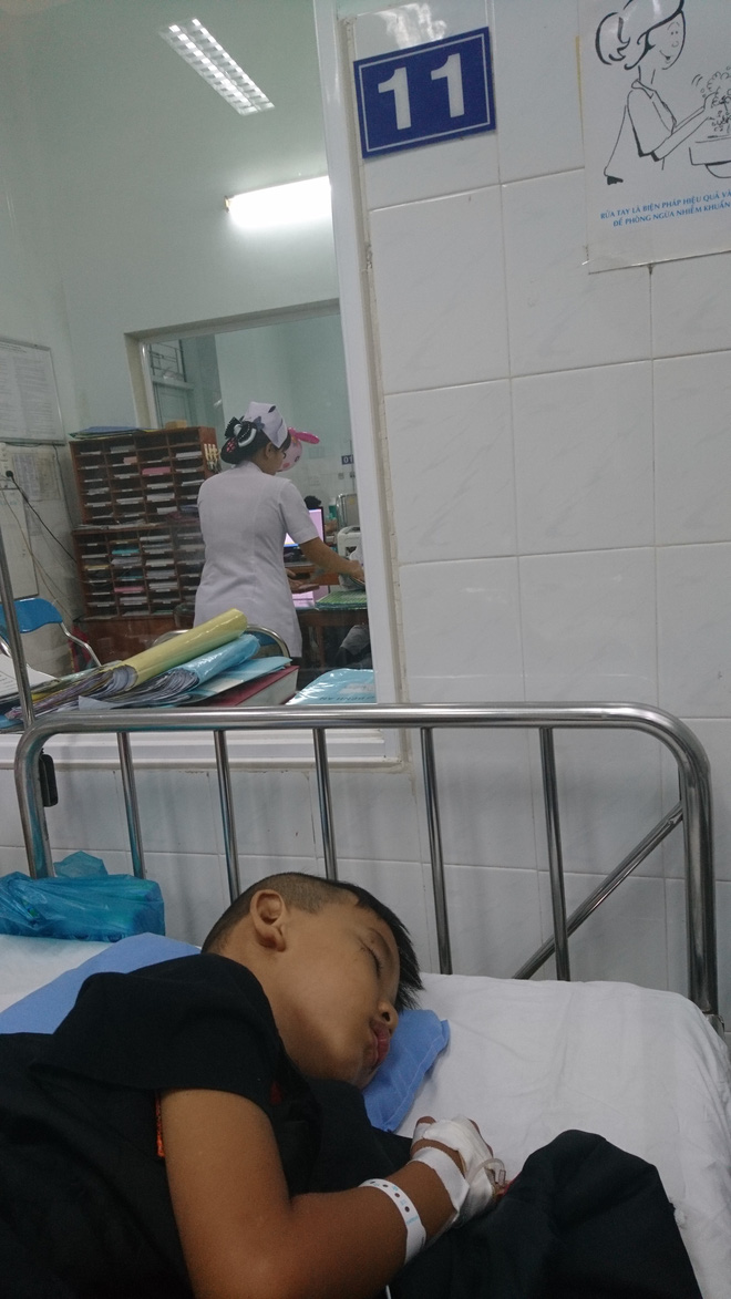 Tai nạn liên hoàn tại Sài Gòn: bố một mình chăm con nằm viện, để đứa lớn và đứa út tự trông nhau - Ảnh 9.