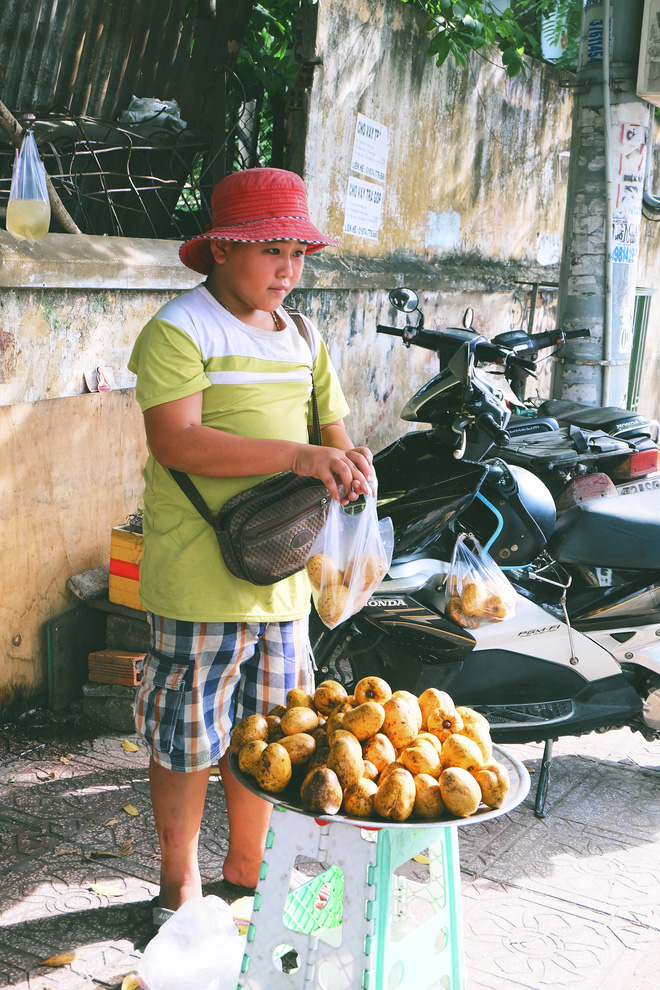 Hè của con nhà nghèo: Bán sen, bán trái cây, bán chè... nhưng vẫn vui biết bao vì giúp được bố mẹ - Ảnh 17.