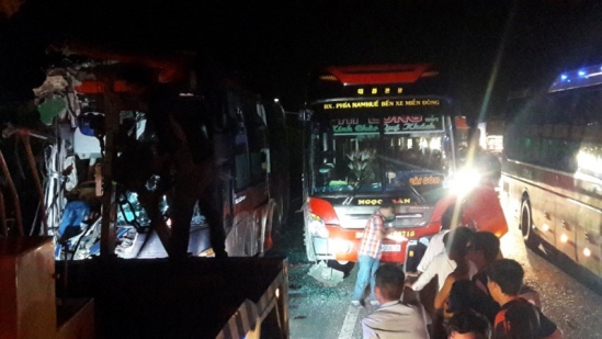 Kinh hoàng: 3 xe giường nằm tông, 20 người thương vong