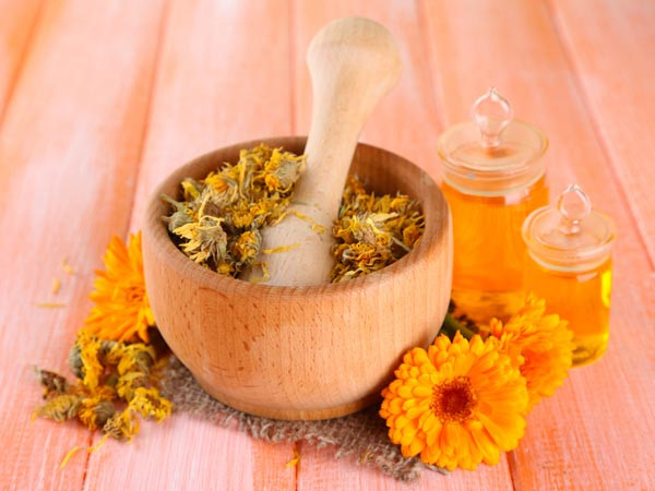 Tinh dầu: Một số mùi hương của các loại hoa và thảo dược rất hiệu quả cho chứng nhức đầu. Bạn có thể sử dụng mùi của hoa oải hương, hoa cúc,… để xông sẽ giúp bạn thư giãn và thoát khỏi chứng đau đầu.
