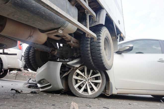 Sốc với hiện trường vụ tai nạn “xế hộp” bẹp dúm dưới bánh xe tải - 3