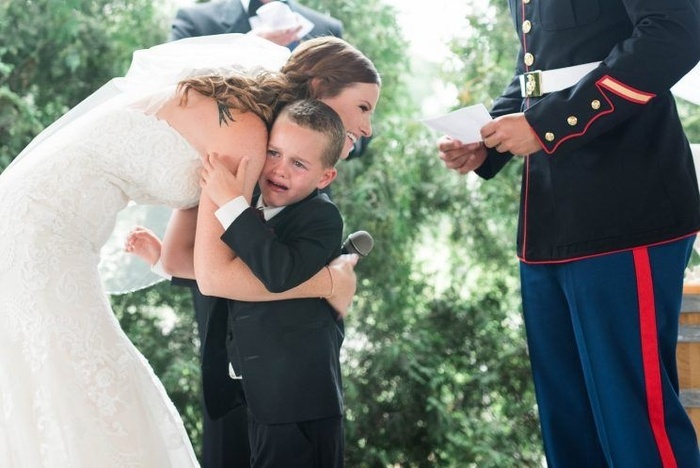 Cậu bé 4 tuổi òa khóc ôm lấy mẹ kế trong ngày cưới của cha
