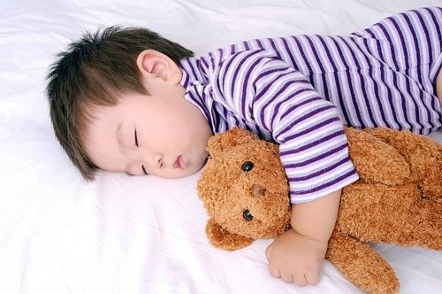 Những tư thế ngủ gây ảnh hưởng nghiêm trọng đến cấu trúc đầu-mặt của bé, 100% các mẹ nên chú ý