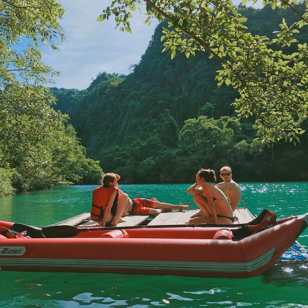 Đến đây du khách có thể chơi các trò chơi mạo hiểm như trượt Zipline, chèo thuyền kayak để được đắm mình trong dòng nước xanh ngắt của sông Chày
