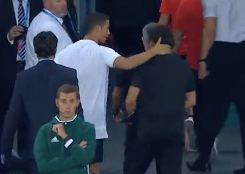 Ronaldo khoac vai Mourinho, an mung phan khich sau chuc vo dich hinh anh 2