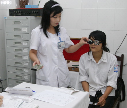 Cần khám và điều trị cận thị ở bệnh viện chuyên khoa mắt. Ảnh: TM