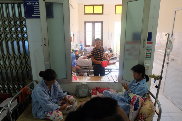 Bác sĩ khám bệnh ngoài hành lang, nhường phòng khám và hội trường cho bệnh nhân sốt xuất huyết - Ảnh 13.