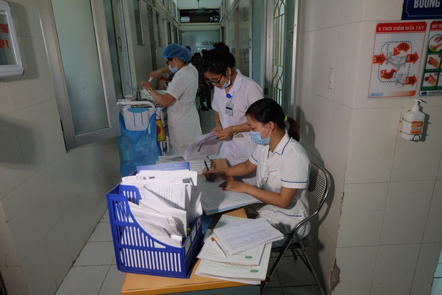 Bác sĩ khám bệnh ngoài hành lang, nhường phòng khám và hội trường cho bệnh nhân sốt xuất huyết - Ảnh 14.