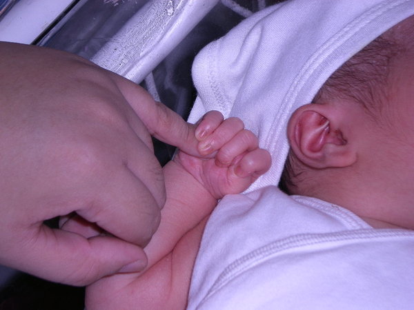 Mẹ nào thắc mắc vì sao trẻ sơ sinh có thể nắm tay chặt đến thế thì đây là câu trả lời - Ảnh 1.