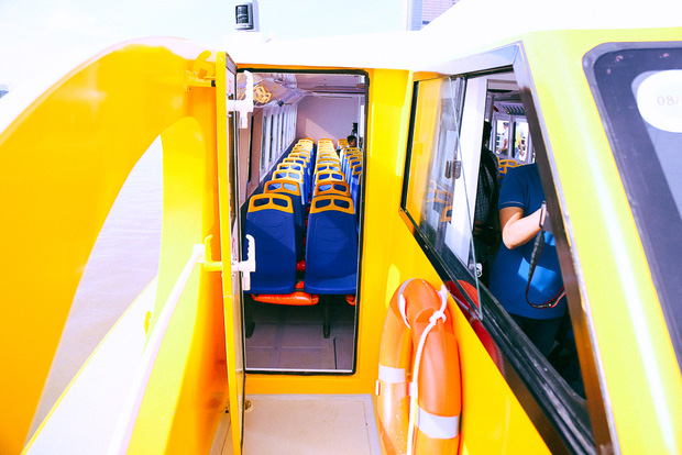Cận cảnh tuyến buýt đường sông với nội thất hiện đại lần đầu tiên chạy thử nghiệm ở Sài Gòn - Ảnh 7.