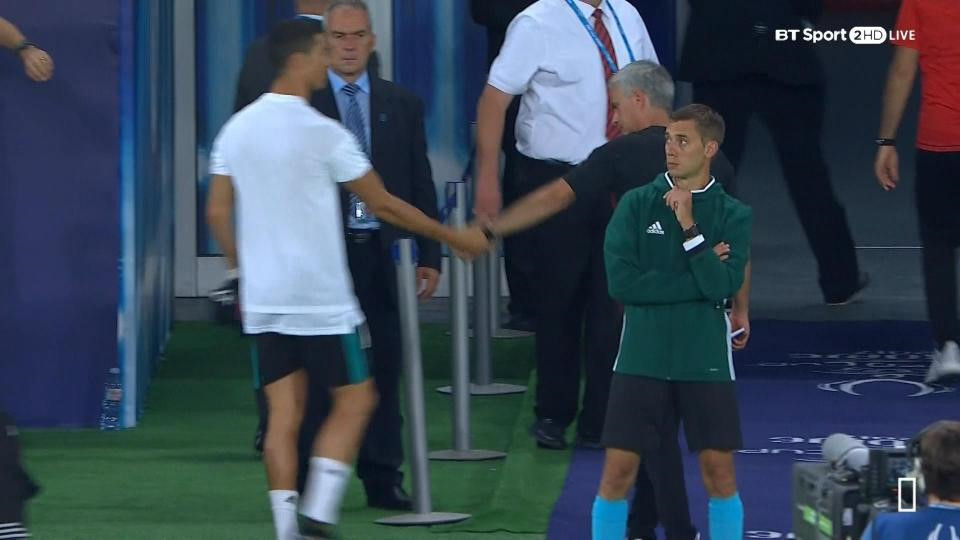 Ronaldo khoac vai Mourinho, an mung phan khich sau chuc vo dich hinh anh 1