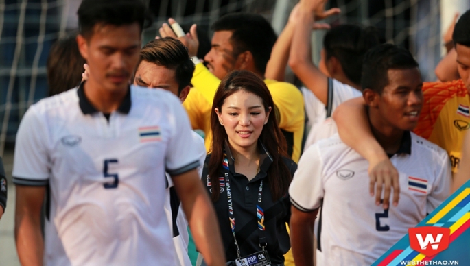 Nữ trưởng đoàn U22 Thái Lan rạng rỡ trong 'vòng vây' các cầu thủ