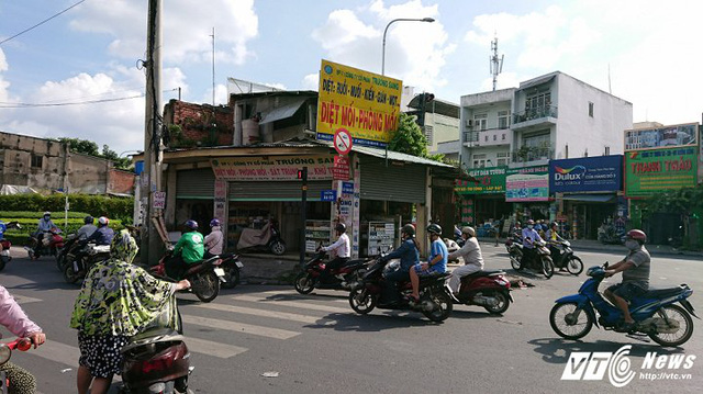  Ngôi nhà không chịu giải tỏa, chình ình giữa giao lộ ở Sài Gòn - Ảnh 2.