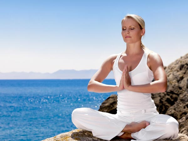 Thư giãn: Thường xuyên tập luyện các hình thức như yoga, thiền, hay cầu nguyện sẽ giúp bạn thư giãn đầu óc, đây là một trong những cách để thoát khỏi triệu chứng căng thẳng.