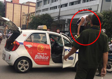 Bị CSGT dừng xe, tài xế taxi trèo lên nóc xe… “ăn vạ” - 1