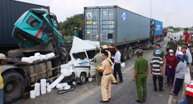 3 xe container đâm nhau tại dốc cầu “chết chóc” ở Sài Gòn - 3