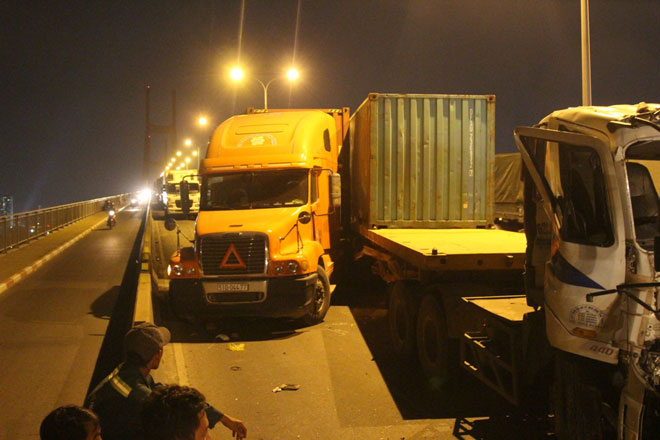 3 xe container đâm nhau tại dốc cầu “chết chóc” ở Sài Gòn - 2