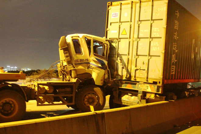 3 xe container đâm nhau tại dốc cầu “chết chóc” ở Sài Gòn - 1
