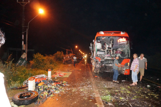 Tai nạn liên hoàn trên đường Hồ Chí Minh, hàng chục người gặp nạn - 2