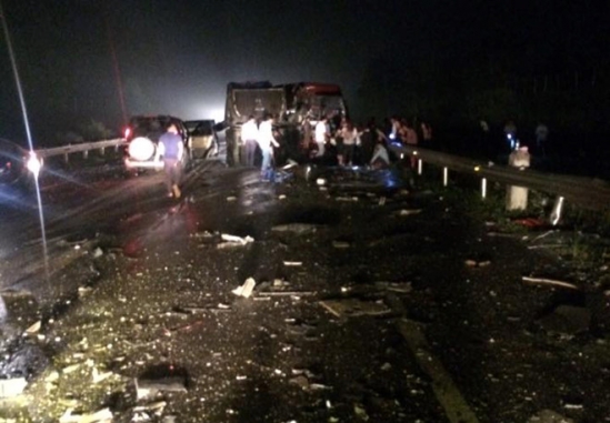 Xe tải đâm xe khách giường nằm trên cao tốc, 8 người bị thương