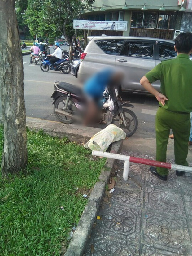 Người đàn ông gục chết trên xe máy ven đường ở Sài Gòn - Ảnh 1.