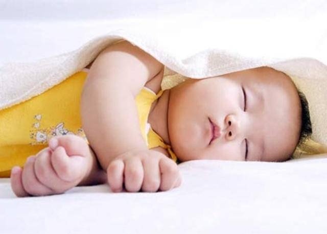 khi ngủ chứng tỏ bé đang không khỏe, mẹ nên cho con đi khám ngay lập tức