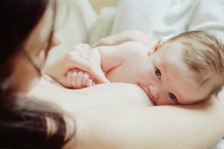 5 điều mẹ cần làm cho bé ngay sau khi sinh để bé phát triển vượt trội