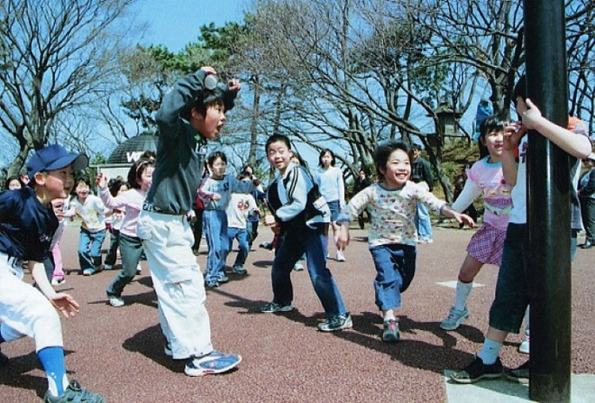 Học cha mẹ Nhật kích thích “hoóc môn hạnh phúc” cho con bằng những việc cực kì đơn giản - Ảnh 2.