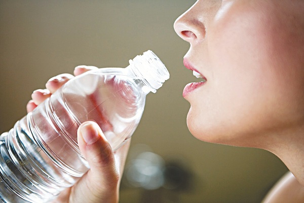 Uống nước để giảm tình trạng lão hóa da