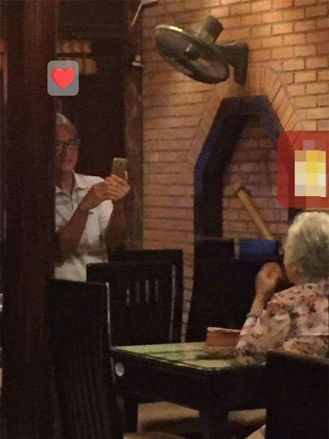 Hình ảnh đôi vợ chồng già trong quán ăn khiến ai đi qua cũng ngoái lại nhìn - Ảnh 2.