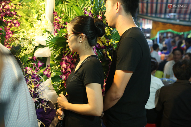 Nghệ sĩ Cát Phượng, vợ chồng Ốc Thanh Vân,... tới viếng danh hài Khánh Nam trong ngày thứ 2 tổ chức tang lễ - Ảnh 2.