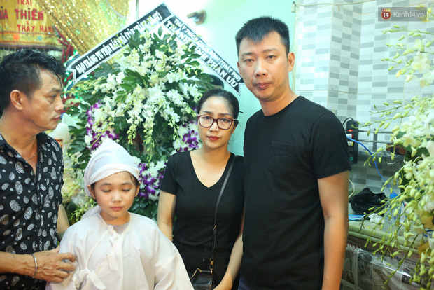Nghệ sĩ Cát Phượng, vợ chồng Ốc Thanh Vân,... tới viếng danh hài Khánh Nam trong ngày thứ 2 tổ chức tang lễ - Ảnh 1.