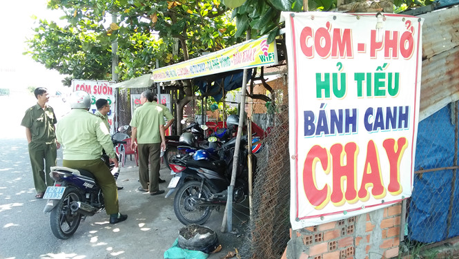 Cơ quan chức năng kiểm tra các quán ăn dọc QL1, đoạn qua địa bàn H.Thủ Thừa, Long An /// Ảnh: Khôi Nguyên