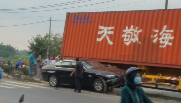 Container mất lái, kéo lê xe ô tô hơn 30 mét trên đường, 3 người trong ô tô hoảng loạn kêu cứu - Ảnh 1.