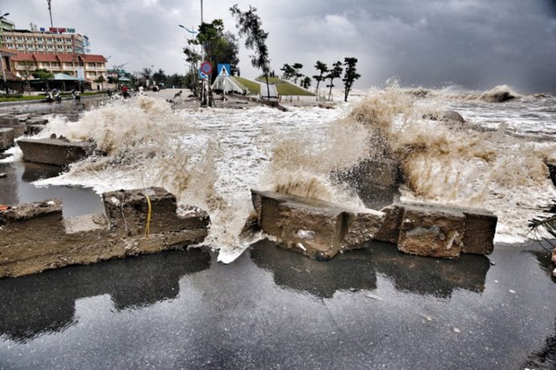 [ẢNH] Bão số 10 vào bờ: Bãi biển Sầm Sơn tan hoang trong sóng dữ - Ảnh 14.