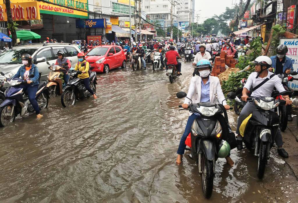 Ngập nước kẹt xe bủa vây, người Sài Gòn như hóa điên vì “chôn chân” trên đường - 2