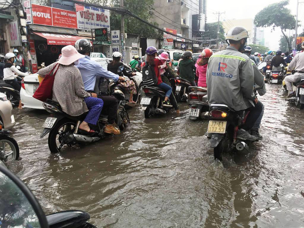 Ngập nước kẹt xe bủa vây, người Sài Gòn như hóa điên vì “chôn chân” trên đường - 3
