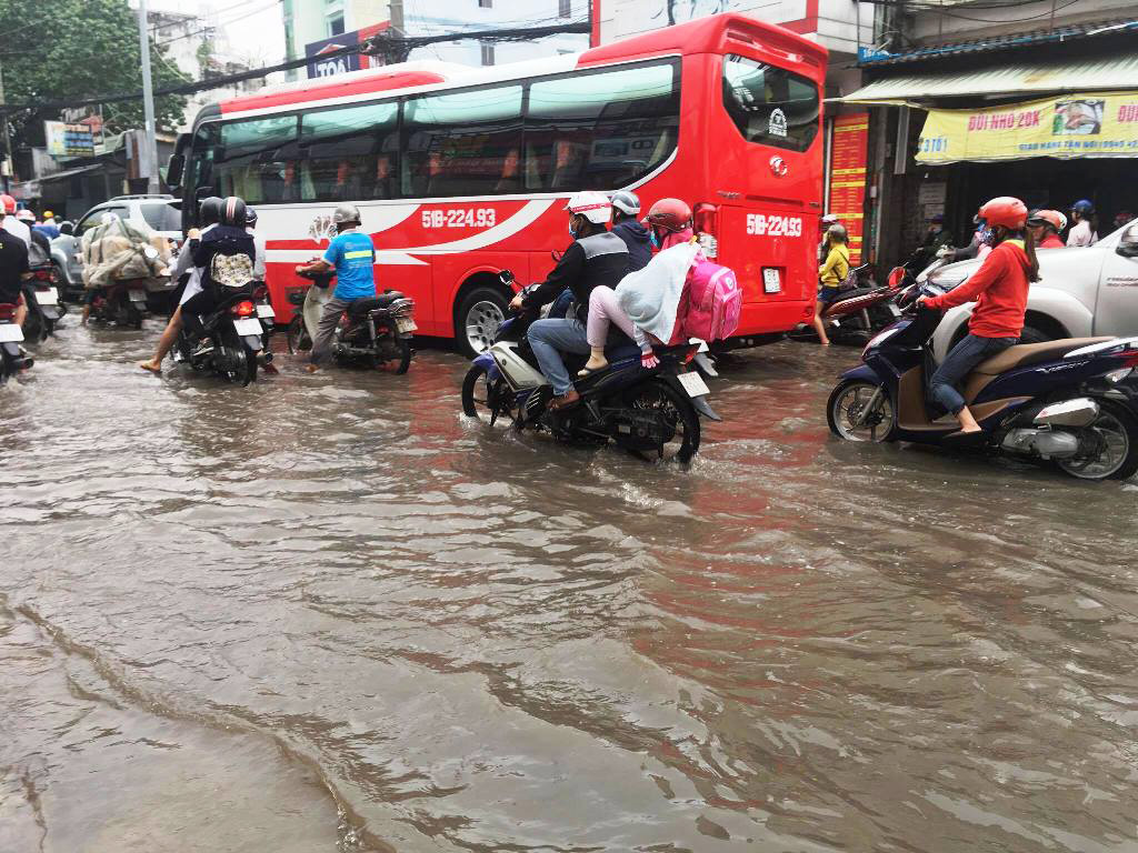 Ngập nước kẹt xe bủa vây, người Sài Gòn như hóa điên vì “chôn chân” trên đường - 4