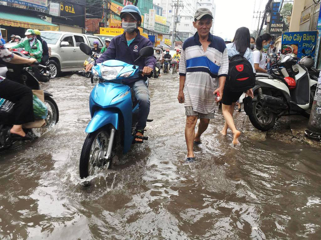 Ngập nước kẹt xe bủa vây, người Sài Gòn như hóa điên vì “chôn chân” trên đường - 5