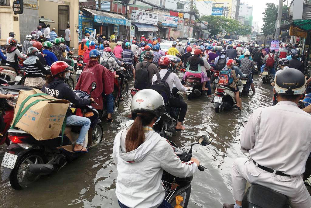 Ngập nước kẹt xe bủa vây, người Sài Gòn như hóa điên vì “chôn chân” trên đường - 6