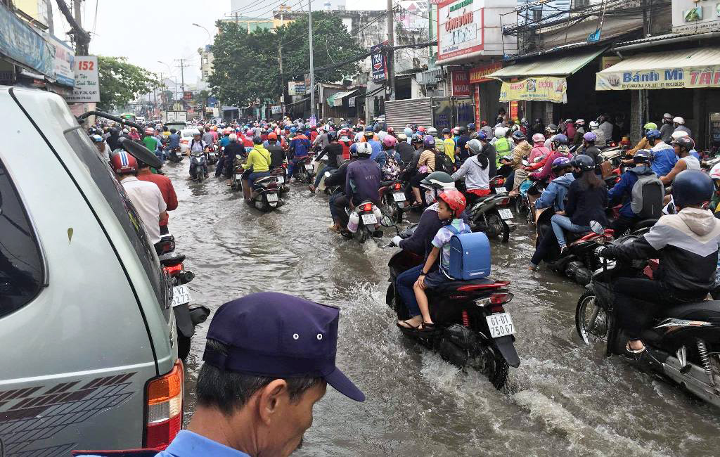 Ngập nước kẹt xe bủa vây, người Sài Gòn như hóa điên vì “chôn chân” trên đường - 7
