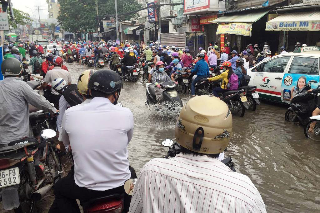 Ngập nước kẹt xe bủa vây, người Sài Gòn như hóa điên vì “chôn chân” trên đường - 9