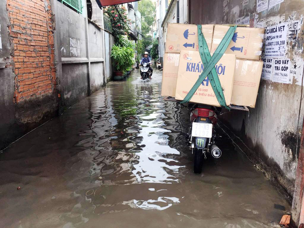 Ngập nước kẹt xe bủa vây, người Sài Gòn như hóa điên vì “chôn chân” trên đường - 10