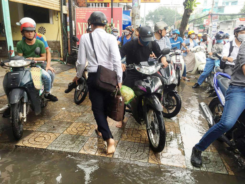 Ngập nước kẹt xe bủa vây, người Sài Gòn như hóa điên vì “chôn chân” trên đường - 11