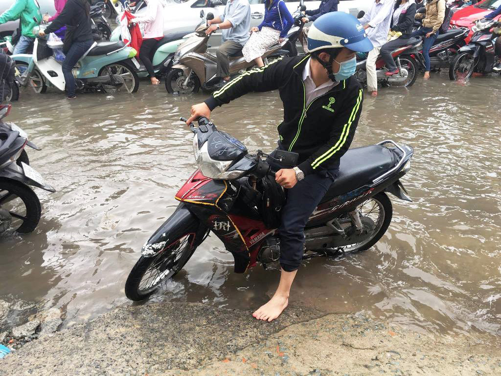 Ngập nước kẹt xe bủa vây, người Sài Gòn như hóa điên vì “chôn chân” trên đường - 12