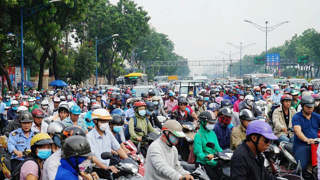 Ngập nước kẹt xe bủa vây, người Sài Gòn như hóa điên vì “chôn chân” trên đường - 15