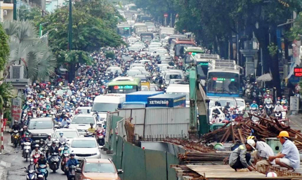 Ngập nước kẹt xe bủa vây, người Sài Gòn như hóa điên vì “chôn chân” trên đường - 16